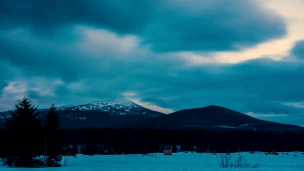 Schneegipfel Berge Natur Hintergrund Landschaft Zeitraffer. Video. Wolken bewegen sich im blu-himmelpanorama. Winterberg bei Sonnenuntergang über Wolken in einem Tal. Sonnenuntergang Winterberg, Zeitraffer — Stockvideo