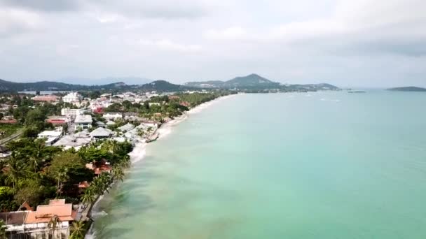 Aerial view on coastline, sea and waves. Video. Top View of a drone at the Beach. Top view of an amazingly beautiful sea landscape with turquoise water. — Stock Video