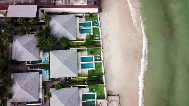 Vista aérea sobre costa, mar y olas. Vídeo. Vista superior de un dron en la playa. Vista superior de un paisaje marino increíblemente hermoso con agua turquesa . — Vídeos de Stock