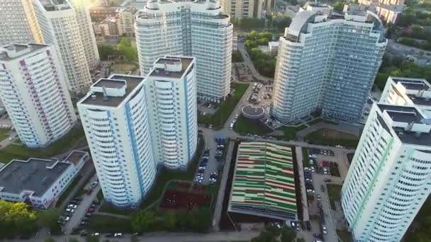 Neubau. neue mehrgeschossige Wohnhäuser mit unterschiedlichen Ebenen. Clip. Blick aus der Höhe auf ein mehrstöckiges Gebäude in der Stadt. — Stockvideo