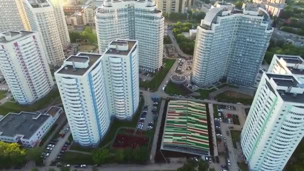 Nieuwbouw. Nieuwe meerdere verdiepingen multi ingang voor bewoning bestemde gebouwen van verschillende niveaus. Clip. Uitzicht vanaf een hoogte naar een meerdere verdiepingen tellend gebouw in de stad. — Stockvideo