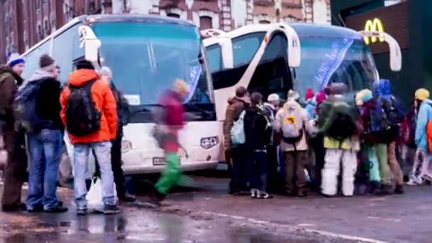 Росія, Москва - 12 січня, 2018: Timelapse - туристів на екскурсії, чекає їх керівництво поблизу білий мікроавтобус. Кліп. Туристичний автобус і екскурсія з туристами. Натовп людей — стокове відео