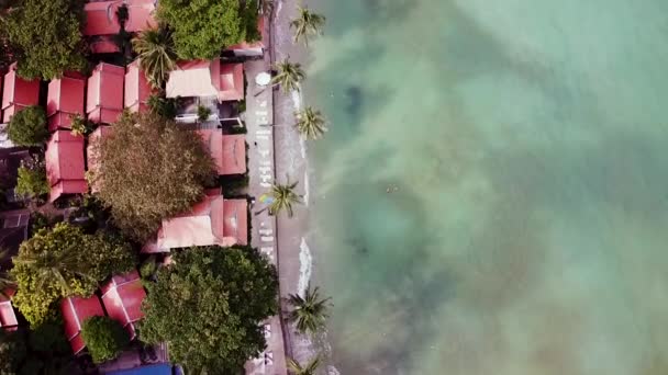 평면도와 깨끗 한 해변에 바다의 파도 함께 검은 화산 해변의 여름 휴가 위한 주택. 비디오입니다. 푸른 물과 파도 함께 아름 다운 바다의 풍경 공중 촬영 — 비디오