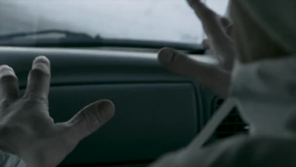 Coche interior y carretera de invierno. Filmación. Vista del conductor y del pasajero desde la cabina de un coche en la carretera nevada, vista trasera — Vídeo de stock