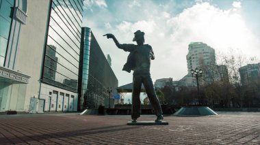 Michael Jackson heykel yüklü. Video. Yaya olarak Michael Jackson Anıtı