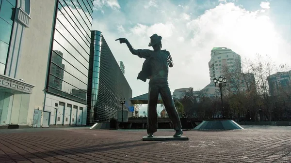 Michael Jackson sculpture installée. Vidéo. Monument à Michael Jackson sur le piéton — Photo