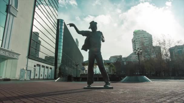 Michael Jackson Skulptur installiert. Video. Denkmal für Michael Jackson in der Fußgängerzone — Stockvideo