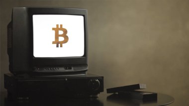 Bitcoin ile ahşap masa Vintage televizyonda. Eski Tv gösteren bitcoin. Tv orada film kaset ve video/müzik çalar