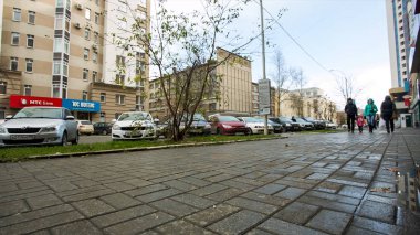 Rusya, Moskova, 13 Ekim, 2017: Anne oğluyla şehirde yürüyüş. Video. Oğlunu kucağında tutarak. Onlar mutlular. sevinirler. Sonbahar Park'ta yürüyordunuz genç mutlu aile.