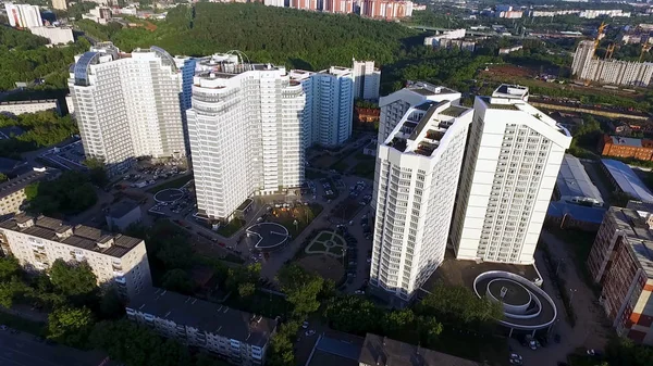 Vista dall'alto di un moderno complesso residenziale con alte belle case. Clip. Una grande finestra in un condominio. Molte finestre su edificio in mattoni — Foto Stock