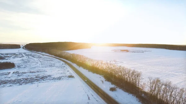 Bovenaanzicht van de zonsondergang in de winter in de natuur. Beeldmateriaal. Panoramisch uitzicht over schilderachtig sprookjesachtige winter wonderland berglandschap met sneeuw bedekt bomen en dramatische wolken in de lucht met mooie avond — Stockfoto