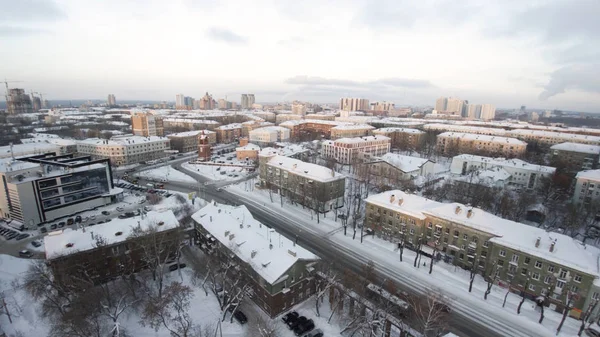 Budynków mieszkalnych lub bloki mieszkalne, pokryte śniegiem. Klip. Pejzaż zimowy miejskich z ulicy perspektywy lotu ptaka widok z góry. Klip. Drapacze chmur w mieście. Życie miasta. Niesamowity krajobraz miasta. — Zdjęcie stockowe