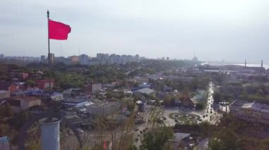 Yolda üstten görünüm trafik ile küçük bir kasaba. Küçük. Rush hour, gün boyunca şehir şehir trafiğinde