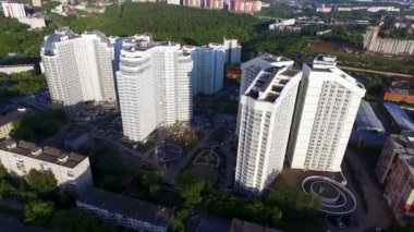 Üstten Görünüm yüksek güzel evler ile modern bir yerleşim kompleks. Küçük. Büyük bir pencere bir binanın içinde. Birçok windows üzerinde tuğla bina