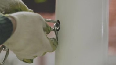 Sahne ekipmanları. İnşaat alanı üzerinde metal iskele farklı bölümlerini. İşçiler bir konser sahne kurmak. alt yapı bir konser sahne.