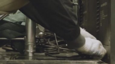 Elektrikçi mühendisi elektrik tesisatı ve röle koruma sistemi kabloları sınar. Defne kontrol ünitesi. Orta Gerilim Şalt. Elektrikçi Oluşturucusu mühendis işçi sanayi kablo yükleme