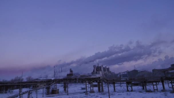Smoke coming from the chimneys of a large industrial enterprise. Timelapse. Sunset at a large industrial enterprise with large Smoking pipes — Stock Video
