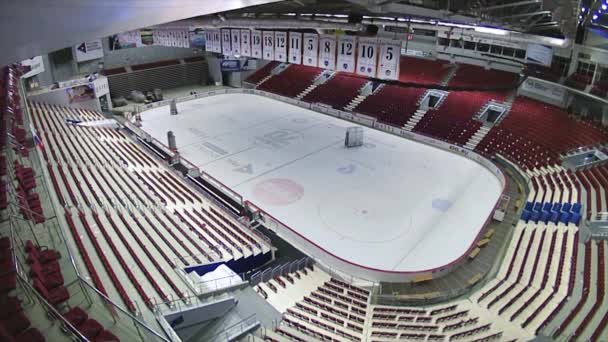 MOSCOW, RÚSSIA - DEZEMBRO, 2017: Montagem da pista de gelo interior para a instalação do anel de boxe. Um quarto é usado para diferentes esportes — Vídeo de Stock