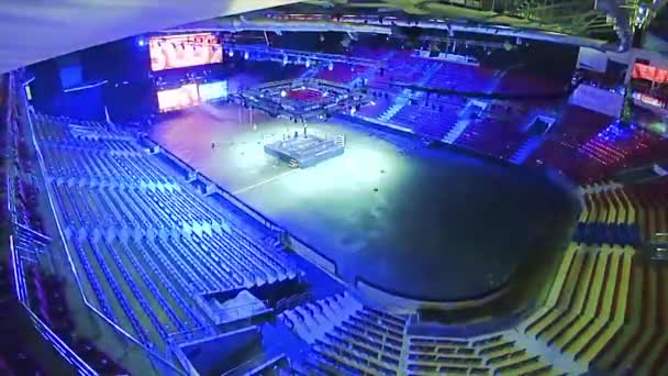 MOSCOW, RÚSSIA - DEZEMBRO, 2017: Montagem da pista de gelo interior para a instalação do anel de boxe. Um quarto é usado para diferentes esportes — Vídeo de Stock