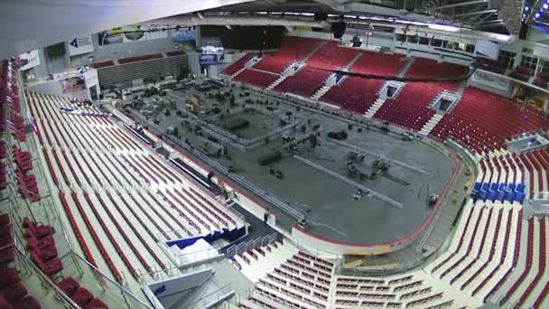 MOSCOW, RÚSSIA - DEZEMBRO, 2017: Montagem da pista de gelo interior para a instalação do anel de boxe. Um quarto é usado para diferentes esportes — Vídeo de Stock