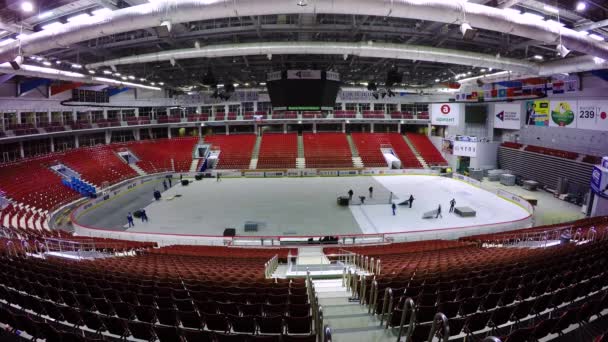 MOSCÚ, RUSIA - DICIEMBRE DE 2017: Montaje de la pista de hielo interior para la instalación del anillo de Boxeo. Una habitación se utiliza para diferentes deportes — Vídeos de Stock