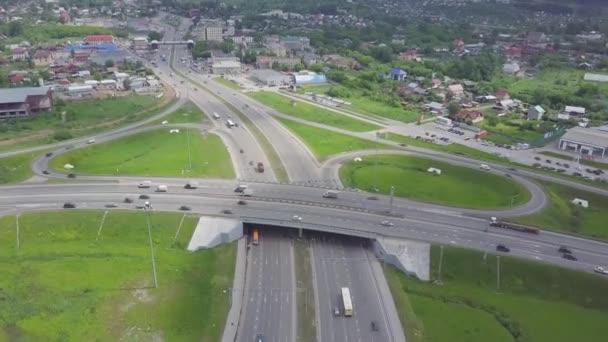 Luchtfoto van het snijpunt van een snelweg. Clip. Highway en viaduct bij auto's en vrachtwagens, uitwisseling, twee niveaus road junction in de grote stad. Bovenaanzicht. — Stockvideo