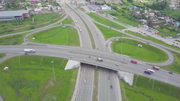 Vista aerea di un incrocio autostradale. Clip. Autostrada e cavalcavia con auto e camion, interscambio, bivio stradale nella grande città. Vista dall'alto . — Video Stock