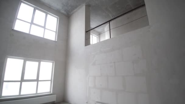 Travaux de finition dans un appartement rénové. Clip. Murs plâtrés, tapisserie, plafond peint, sol nivelé. Installation de câblage électrique. Intérieur de lumière vide. Rénovation appartement . — Video