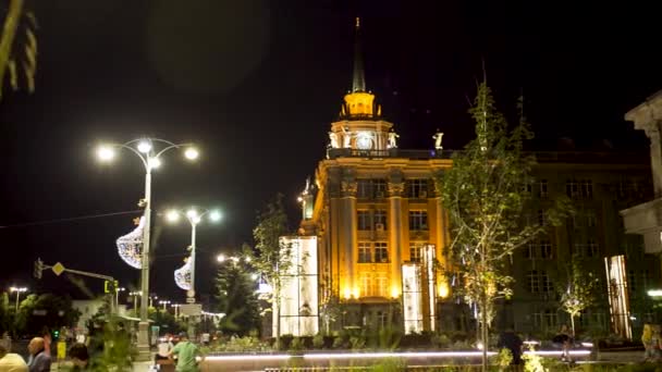 エカテリンブルク ロシア連邦 2017 管理夜エカチェリンブルグの棟します ビデオ 都市管理 エカテリンブルグの市庁舎の建物 — ストック動画