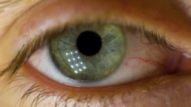 Aşırı makro bir kahverengi göz. Video. Closeup göz mans. göz spot. Makro. Yüksek dinamik aralık ve makro ela göz atış