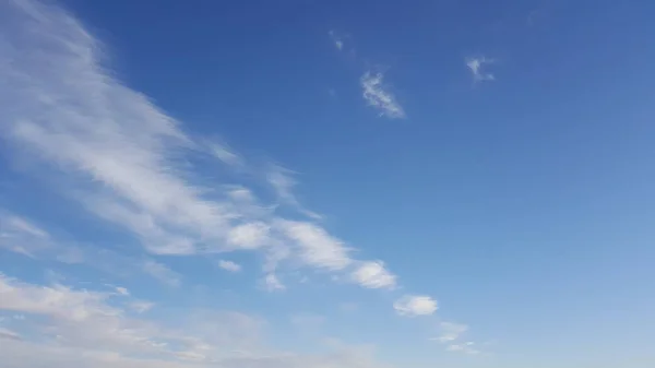 Nube de cirros en el cielo azul. Alto en el cielo nubes plumosas — Foto de Stock