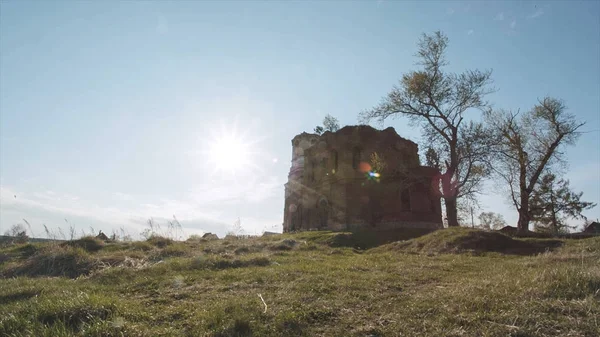 Capilla Solitaria en el campo. Vídeo. Panorama de otoño con capilla. Iglesia solitaria en el campo iluminada por el sol de la tarde con colinas en el fondo —  Fotos de Stock