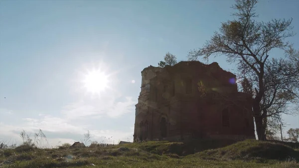 Capela Solitária em campo. Vídeo. Panorama de outono com capela. Igreja solitária no campo iluminado pelo sol da noite com colinas no fundo — Fotografia de Stock