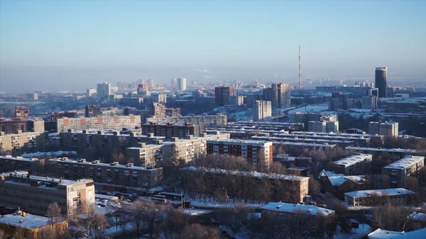 Winterliche Stadtlandschaft mit Sonne und Hausdächern. — Stockfoto