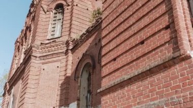 Yalnız Sonbahar manzara kilisede terk edilmiş. Video. Kırsal terk edilmiş evde. Terk edilmiş binada