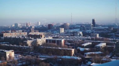 Güneş ve evlerin çatıları ile kış peyzaj.