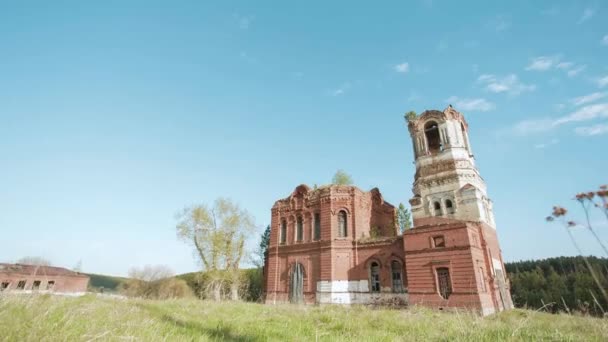 Templo abandonado. Vídeo. destruído, arruinado, igreja abandonada ou solar, mansão na aldeia russa. Velha igreja ortodoxa abandonada — Vídeo de Stock