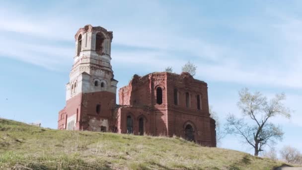 廃墟の寺院。ビデオ。破壊された廃墟、放棄された教会やマナー、ロシアの村での大邸宅。放棄された正教会 — ストック動画