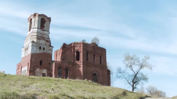 Einsame alte verlassene Kirche in der herbstlichen Landschaft. Video. Verlassenes Haus auf dem Land. Gebäude verlassen — Stockvideo
