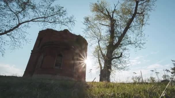 Une maison de grange solitaire sur un champ très brumeux pendant le coucher du soleil du milieu de l'été. Le soleil se couche à peine dans les zones rurales en été. Vidéo. Le soleil se couche sur le fond de la maison rurale . — Video