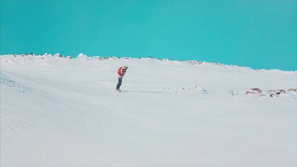 Joyeux snowboarder s'amusant snowboard backcountry par une journée d'hiver ensoleillée dans les montagnes enneigées. Vidéo. snowboarder freeride extrême chevauchant neige poudreuse fraîche hors piste dans la station de ski de montagne — Video