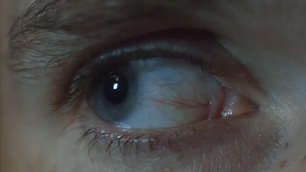 Mans Eyes Gros plan. Vidéo. Gros plan de mans eye, mouvement nerveux. L'élève regarde autour de lui 