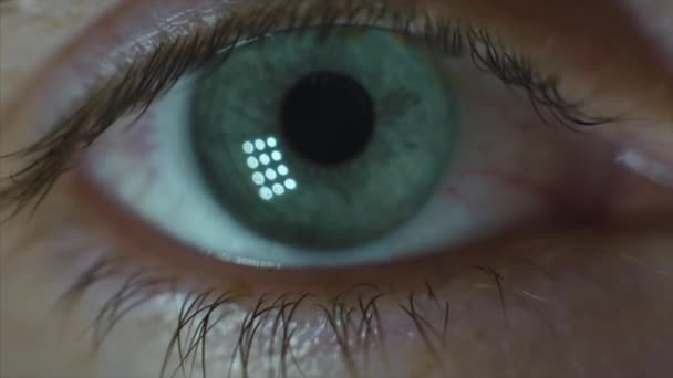 Augen zu und durch. Video. Nahaufnahme des menschlichen Auges, nervöse Bewegung. Schüler schaut sich um — Stockvideo