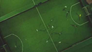 Hava futbol maç oyunu. Küçük. Görünümü top havadan çekim iki takım açık havada, futbolda top oynarken. Futbol oyun açık havada, yeşil alan ile işaretler, oyuncu bir top ile çalışan