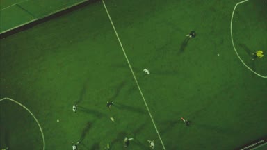 Hava futbol maç oyunu. Küçük. Görünümü top havadan çekim iki takım açık havada, futbolda top oynarken. Futbol oyun açık havada, yeşil alan ile işaretler, oyuncu bir top ile çalışan