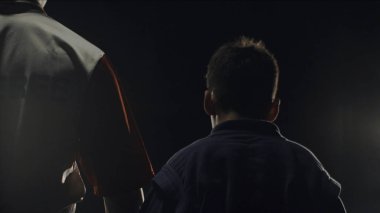 Kazanan el yükseltir hakem dikiz. Hakem halka çocuk kazanan el yükseltir