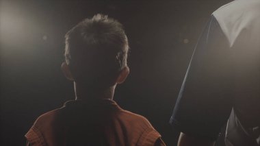 Kazanan el yükseltir hakem dikiz. Hakem halka çocuk kazanan el yükseltir