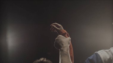 Kazanan el yükseltir hakem dikiz. Hakem halka çocuk kazanan el yükseltir