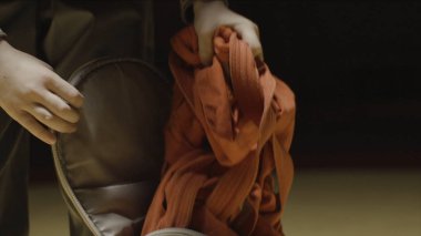 Judo için kırmızı bir kimono sporcu çocuk. Hazırlık eğitim ve fikir tartışması için kırmızı bir kimono erkek koyar