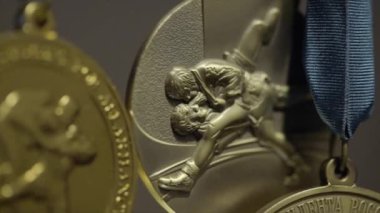 Birçok altın madalya ile üç renkli şerit yakın çekim. Judo yarışmada birinciliği Madalyası. Bir zafer için birçok madalya